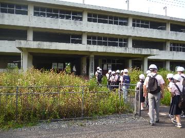 写真:旧気仙中学校を見学の様子