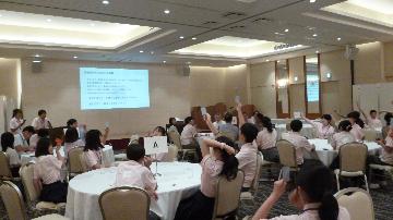 写真:夕食時のセンパイ企画の会場風景