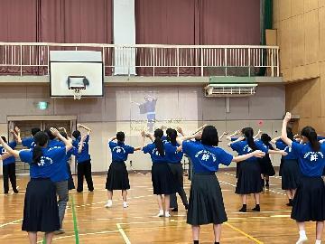 写真:体育館での踊りの練習風景
