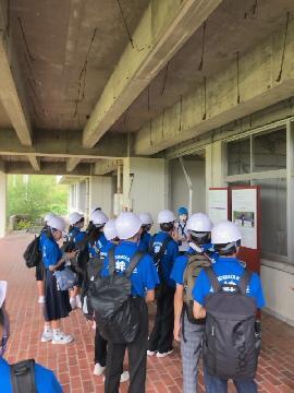 写真:震災遺構の見学風景