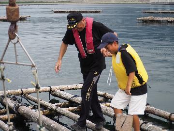 写真:養殖いかだ見学風景