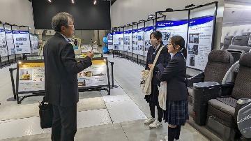 写真:株式会社シーアールイーでの職場体験風景