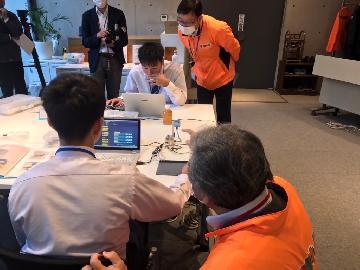 写真:ダイコク電機株式会社での職場体験風景