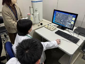 写真:株式会社メニコンでの職場体験風景