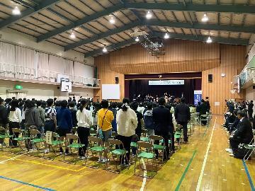 校歌斉唱の様子写真