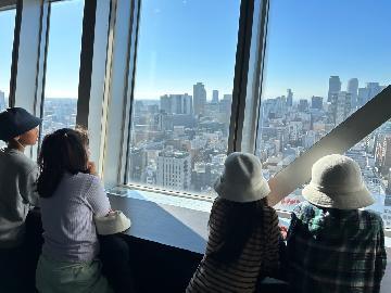 写真:中部電力ミライタワーの展望室からの見学の様子