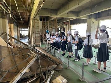 写真:旧気仙中学校の見学の様子