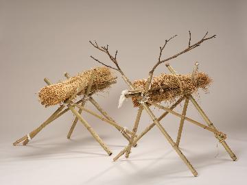 写真:作りもののシカ