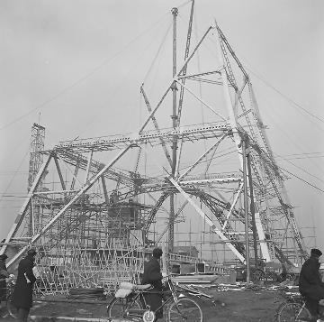 建設途中のテレビ塔の写真