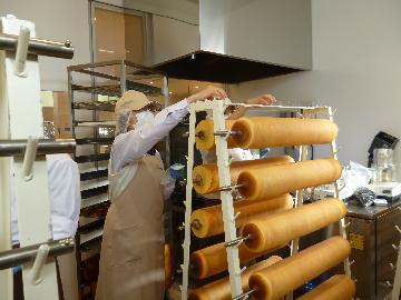 写真:バームクーヘンづくり風景