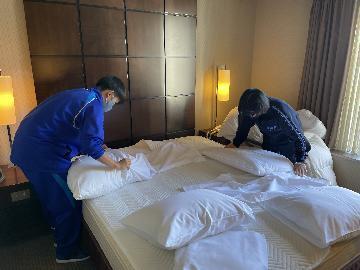 写真:ベットメイキング風景