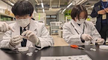 写真:レンズ検査職場体験