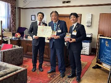 写真:公益財団法人にっぽんど真ん中祭り文化財団様 贈呈式風景