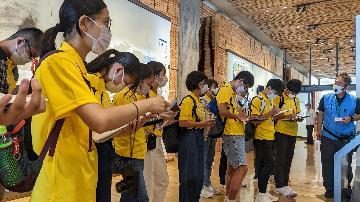 写真:東日本大震災津波伝承館の見学風景