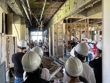 写真:東日本大震災津波伝承館等の見学風景