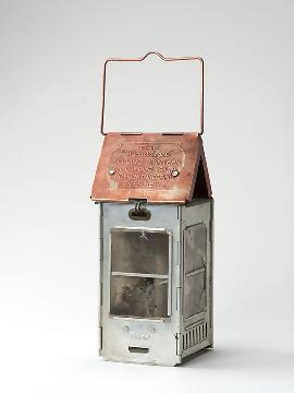 写真:救援物資として支給されたカンテラの実物