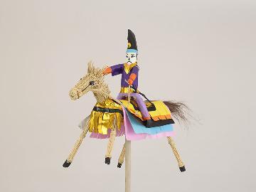 写真:馬に乗った人形