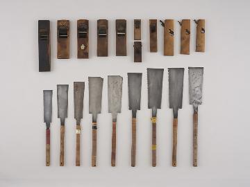 写真:たくさん並んだノコギリとカンナ