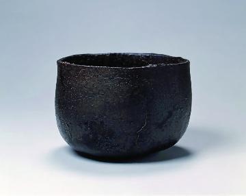 写真:黒い色の茶碗