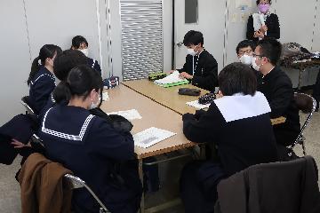 生徒が話し合いをしている写真