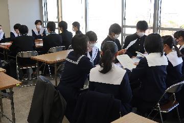 生徒たちが話し合いをしている写真