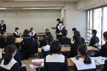 報告をしている写真