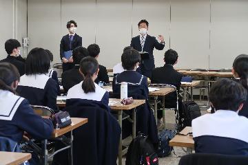 説明をうけている写真