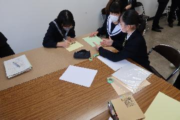 色紙を作成している写真