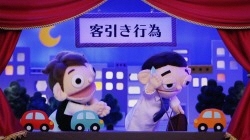 イラスト：声をかける男性パペットと困り顔の男性パペット