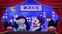 イラスト：声をかける男性パペットと困り顔の女性パペット