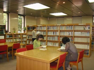 写真:市会図書室の様子