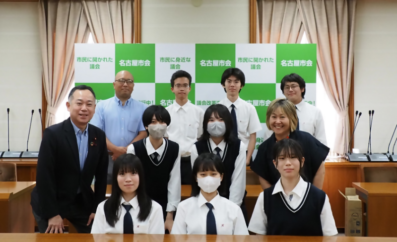 正副議長と市立工芸高等学校デザイン科の生徒の皆さんの集合写真