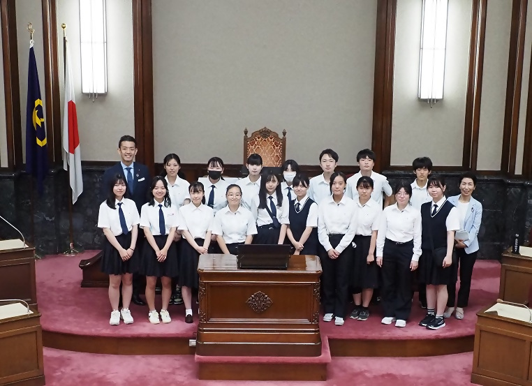 正副議長と市立工芸高等学校デザイン科の生徒の皆さんの集合写真
