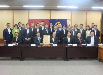 名古屋市でのプレートの贈呈式の様子の写真