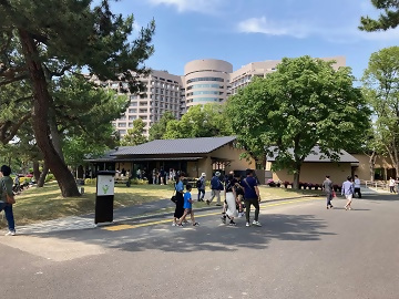 写真:鶴舞公園と人々