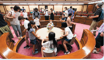 写真:議場見学の様子3