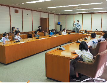写真:委員会室の見学の様子1