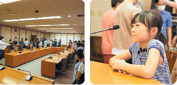 写真:委員会室の見学の様子2