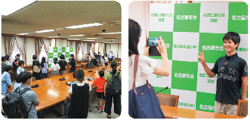 写真:委員会室の見学の様子3