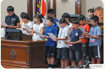 写真:陸前高田市の小学生と「なごや 子ども市会」の子ども議員が宣言の様子