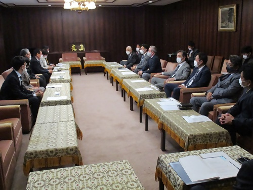 懇談の様子の写真