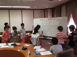 委員会での議論の写真