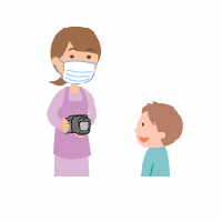 イラスト:フォトスクリーナーを使う女性と子ども