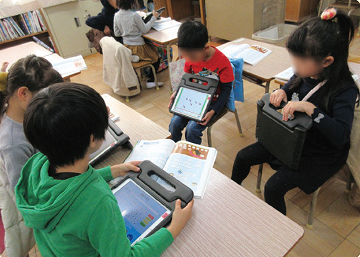 写真:タブレットを用いた授業