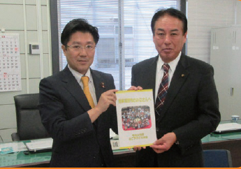 岡本やすひろ 名古屋市会副議長と福田利喜 陸前高田市議会議長の写真