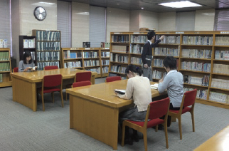 市役所東庁舎1階 市会図書室の写真