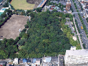 上空から見た断夫山古墳の写真です。