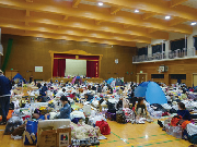 平成28年熊本地震における避難所の写真です。