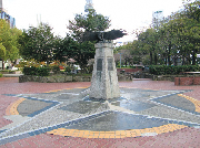 マンズ・シアター・プレートの写真です。