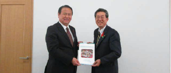 木下優名古屋市会副議長と伊藤明彦陸前高田市議会議長の写真